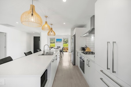 Fridge, microwave, oven, stovetop. Mountain View - 2 Bedroom House