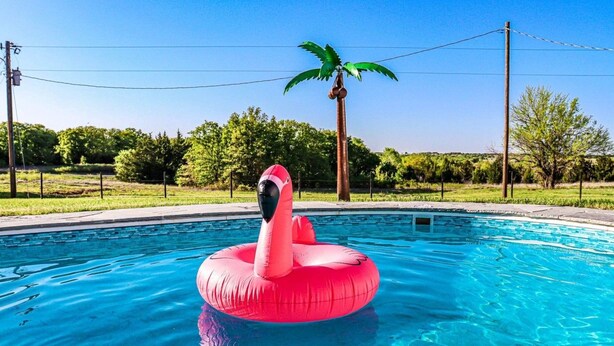 Una piscina con un giubotto gonfiabile a forma di fenicottero rosa.