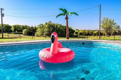 Saint Jo | Pool| Hot Tub | Fire Pit | 3BR 2BA