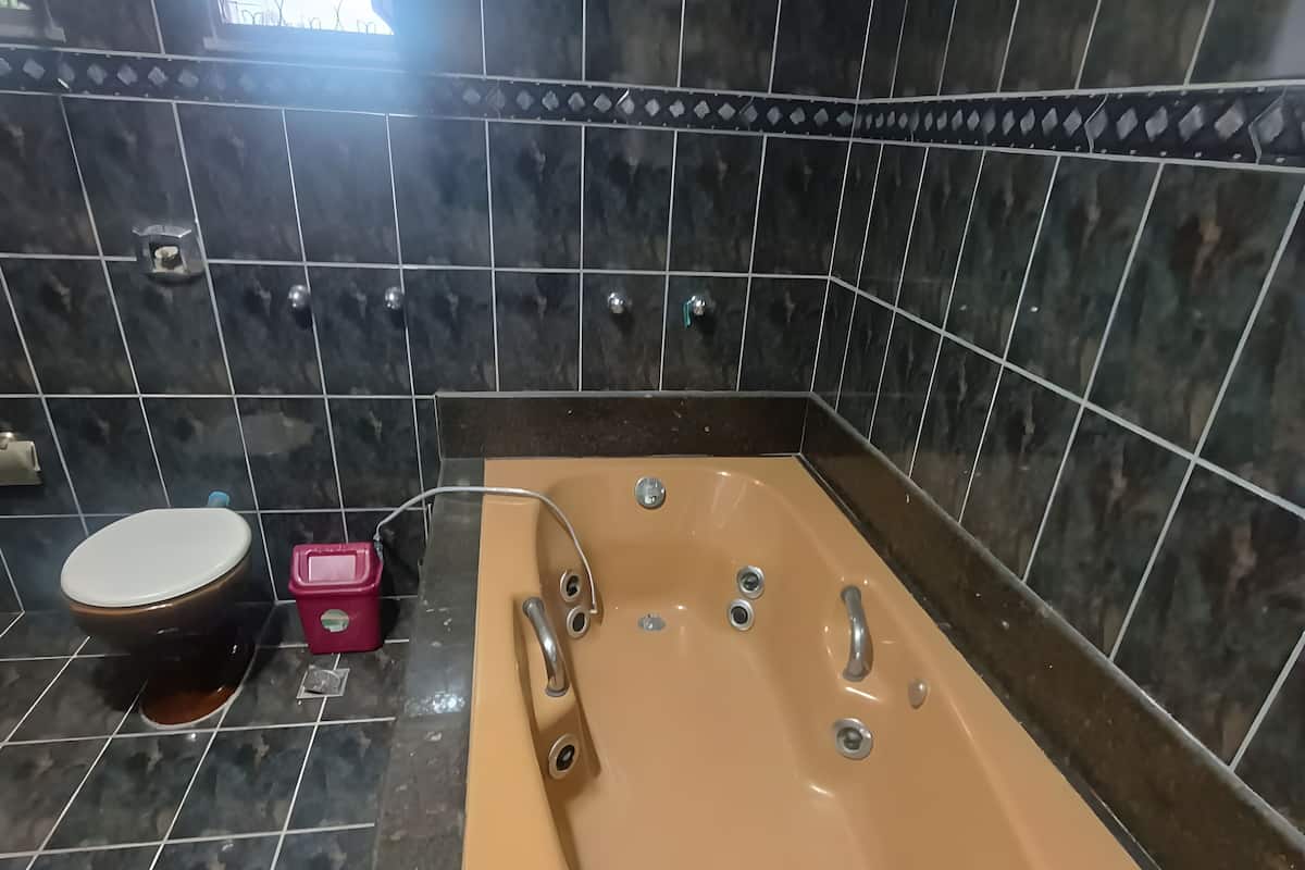 Superior Quadruple Room, Balcony, Courtyard View | Bathroom
