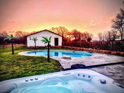 Spacious 4BR ranch for up to 13 on 5 private acres near Saint Jo wineries. Features a pool, hot tub, firepit, chef’s kitchen, wine lounge, Smart TV, and pet-friendly options—perfect for family trips and wine weekends.