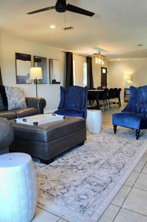 Fernseher, Kamin, Arbeitsbereiche