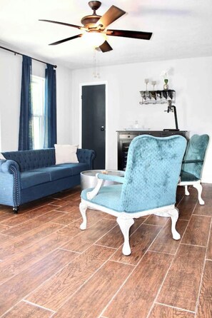 Una televisión, una chimenea, una oficina