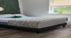 4 عدّة غرف نوم ومكواة/لوح كي وواي فاي وملاءات أسرّة