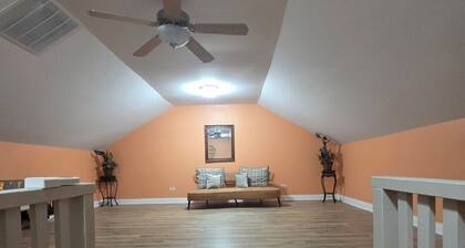 Cozy 3-Bedroom Escape w/ Bonus Extra Living Area – Chicago Suburbs