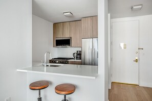 Réfrigérateur, micro-ondes, four, plaque de cuisson