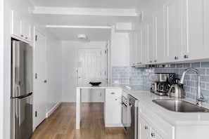 Réfrigérateur, four à micro-ondes, un four, surface de cuisson