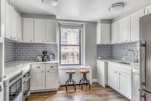 冷蔵庫、電子レンジ、オーブン、コンロ