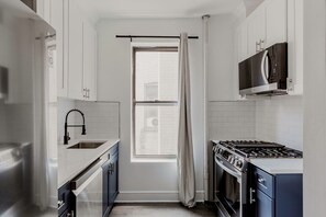 Een koelkast, een microgolfoven, een oven, een vaatwasser