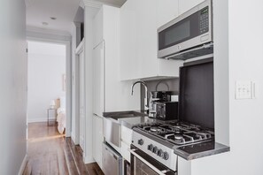 Refrigerador, microondas, horno, placa de cocina