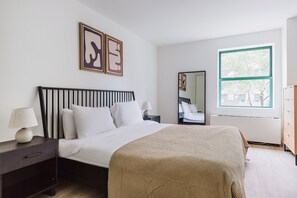 1 slaapkamer, een strijkplank/strijkijzer, wifi, beddengoed