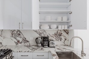 Een koelkast, een microgolfoven, een oven, een kookplaat