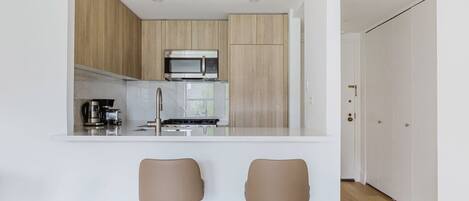 Een koelkast, een microgolfoven, een oven, een kookplaat