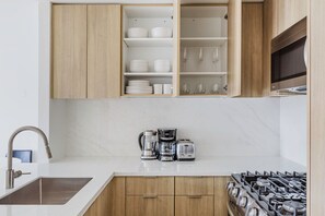 Réfrigérateur, micro-ondes, four, plaque de cuisson