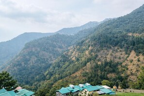 Habitación doble Deluxe, vista a la colina | Vista al cerro