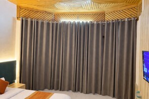 Deluxe Double Room, Hill View | Hypo-allergenic bedding, in-room safe, desk, soundproofing - Hotel Pranav resort Nainital (Nainital)