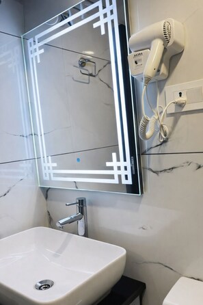 Regadera, regadera tipo lluvia, amenidades de baño gratuitas, pantuflas 