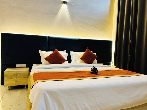 Hypo-allergenic bedding, in-room safe, desk, soundproofing - Hotel Pranav resort Nainital (Nainital)