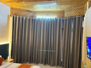 Deluxe-Doppelzimmer, Hügelblick | Zimmersafe, Schreibtisch, schallisolierte Zimmer, Bettwäsche