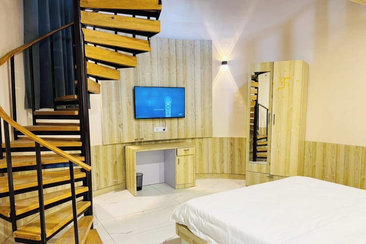 In-room safe, desk, soundproofing, bed sheets