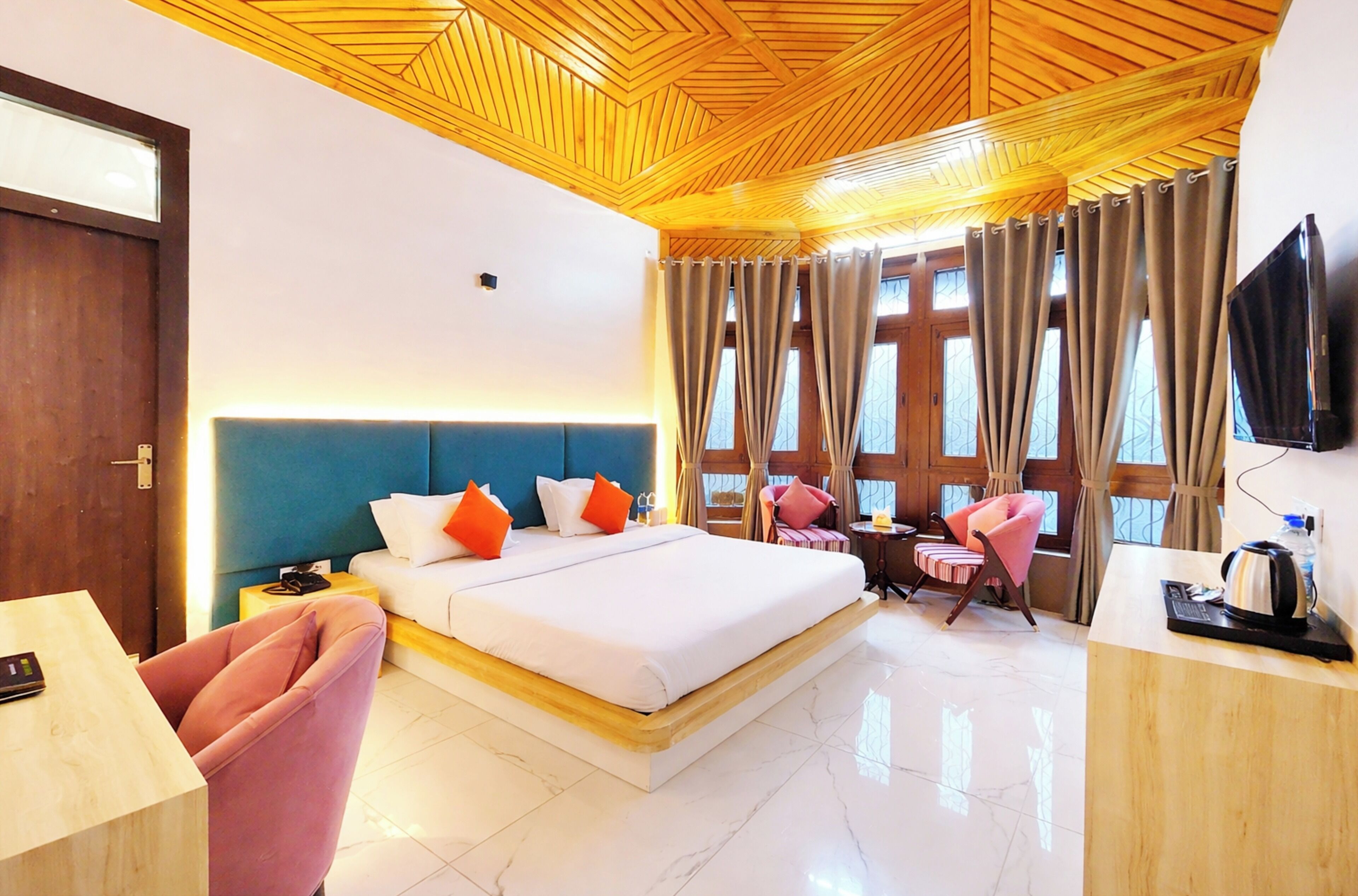 Ropa de cama hipoalergénica y caja de seguridad en la habitación 