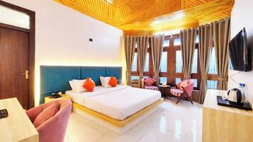 Ropa de cama hipoalergénica y caja de seguridad en la habitación