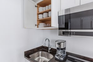 Réfrigérateur, micro-ondes, four, plaque de cuisson