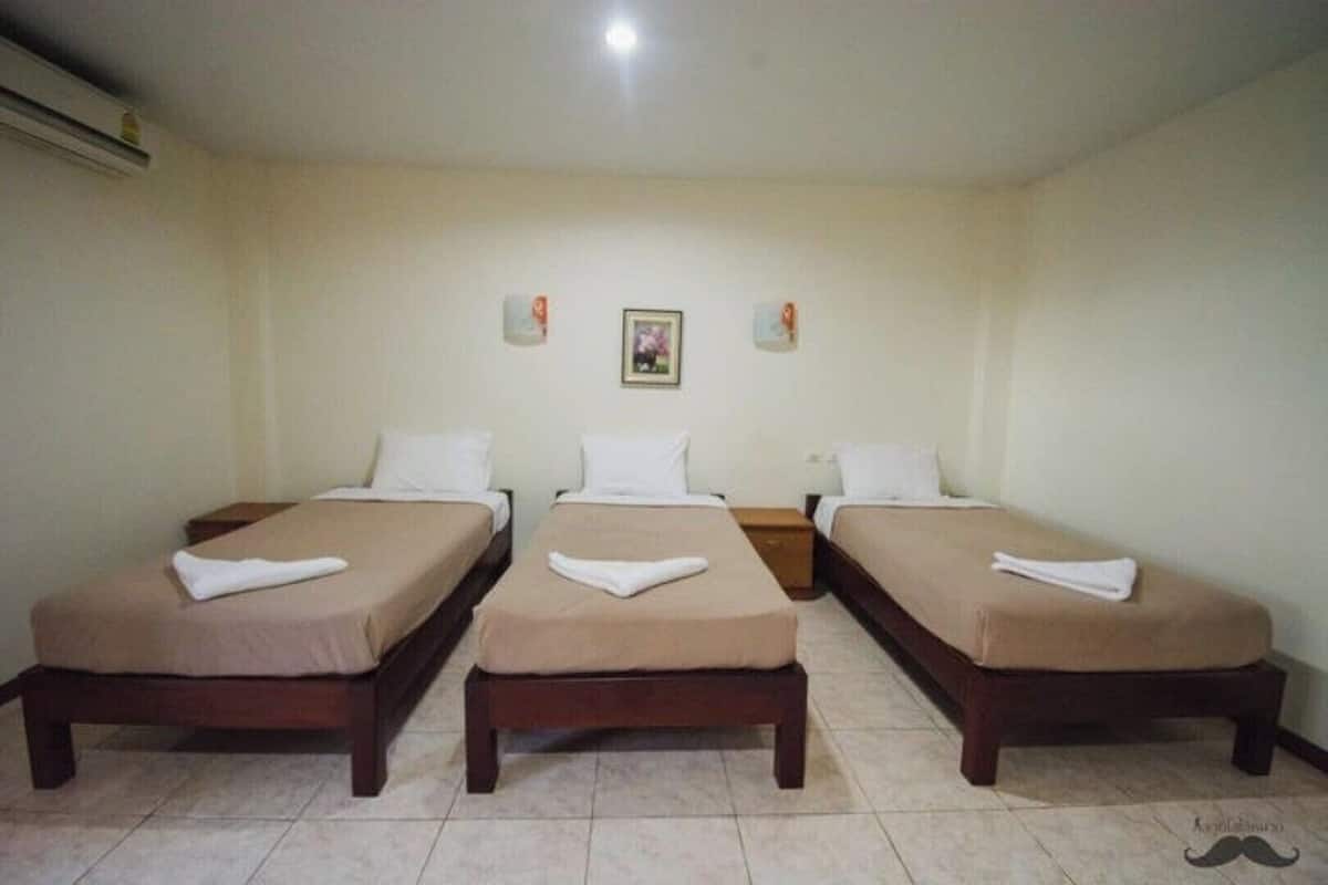 Habitación triple | 1 habitación y ropa de cama