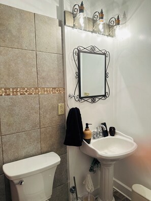 Serviettes fournies, papier toilette