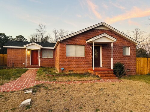Charming 2-bedroom house with WiFi, AC in pleasant Warner Robins