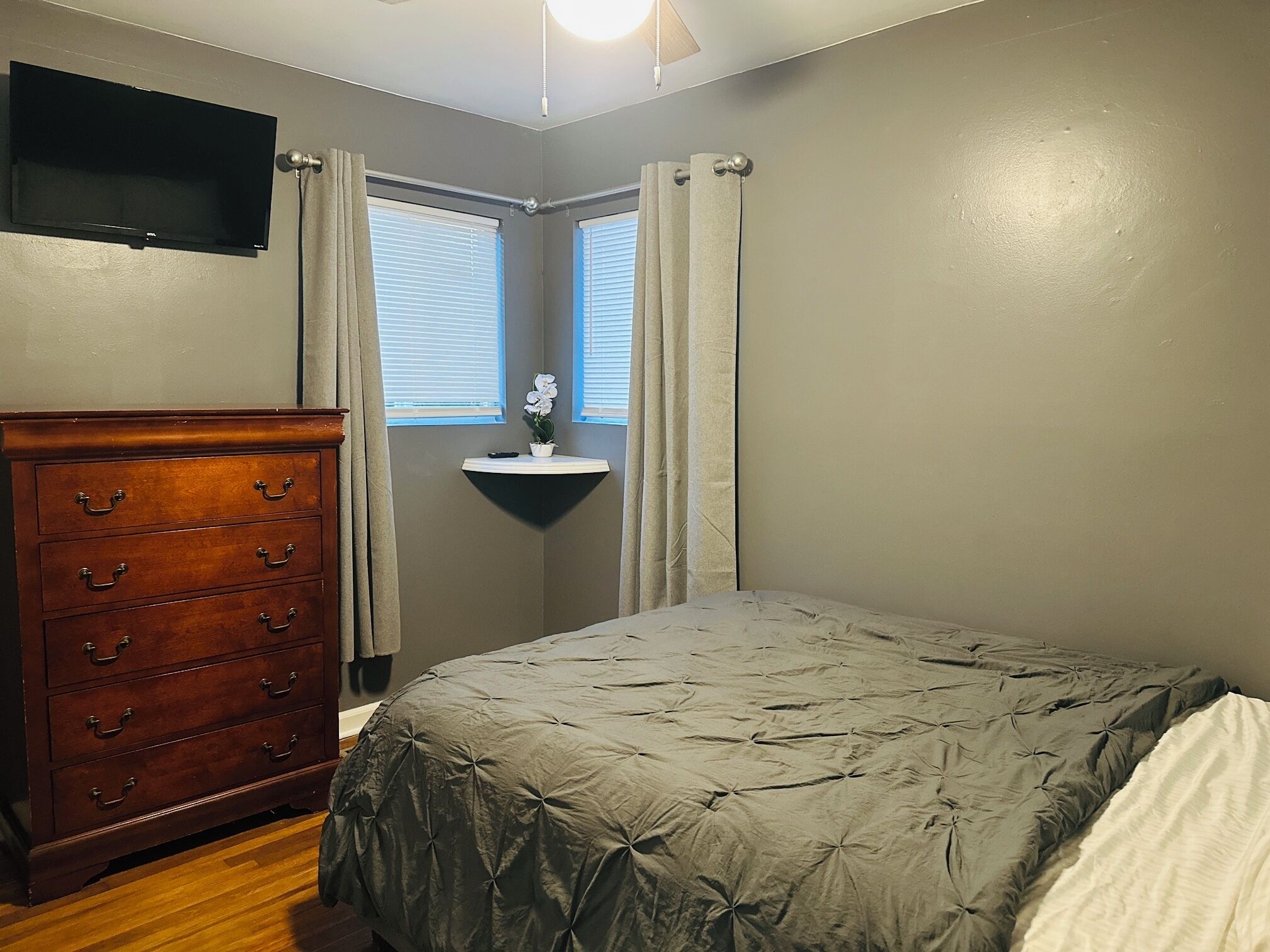2 habitaciones, tabla de planchar con plancha y cuna de viaje 