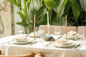 One Bedroom Villa with Private Pool | Opções para refeição no quarto