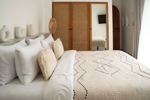 One Bedroom Villa with Private Pool | Cofres nos quartos, ferros/tábuas de passar roupa, Wi-Fi de cortesia