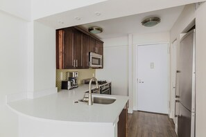 Réfrigérateur, micro-ondes, four, plaque de cuisson