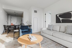 Télévision, chaîne hi-fi, espaces bureaux