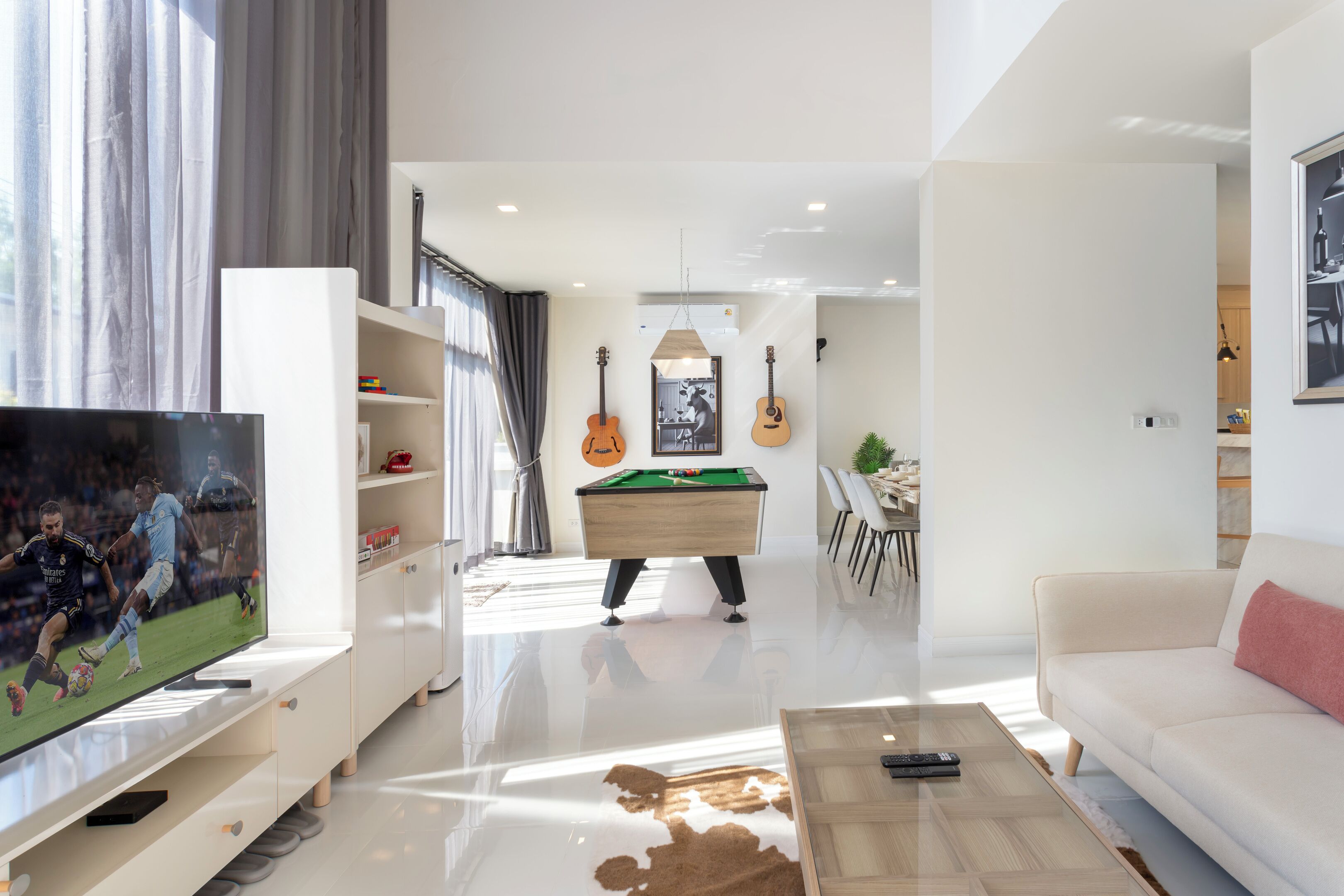 Een smart-tv en een stereo