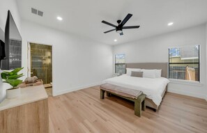 4 chambres, coffres-forts dans les chambres, fer et planche à repasser