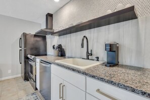 Fridge, microwave, oven, stovetop - The Breezy Bee - 1 Bedroom Cottage (St. Simons Island)