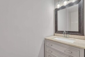 Secador de cabelo, toalhas de banho