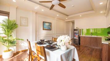 Apartemen Deluks, 1 kamar tidur, Bebas Asap Rokok, dapur | Makan di kamar