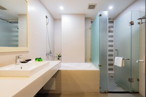 Baignoire et douche séparées, articles de toilette gratuits