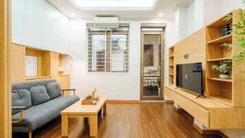 Apartemen Deluks, 1 Tempat Tidur King dengan tempat tidur Sofa, dapur, pemandangan kota | Area keluarga | Smart TV 50-inci dengan saluran TV digital