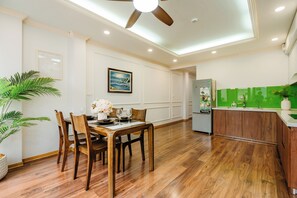 Deluxe Apartment, 1 Bedroom, Non Smoking, Kitchen | Private kitchen | Microwave - The Setai Apartments Linh Lang by XÔI Residences (Hanoi)