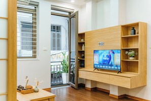 Deluxe Apartment, 1 King Bed with Sofa bed, Kitchen, City View | Living area | 50-inch Smart TV with digital channels - XÔI Setai Linh Lang Premium Serviced Residences (Hanoi)