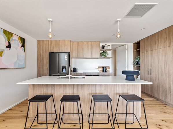 Kühlschrank, Mikrowelle, Ofen, Herdplatte