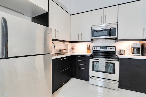 Fridge, microwave, oven, coffee/tea maker
