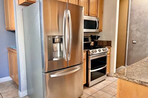 Refrigerador, microondas, horno y parrilla de estufa 
