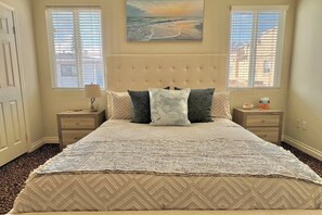 Tabla de planchar con plancha, wifi gratis y ropa de cama 