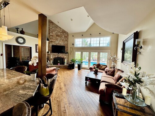 Luxury 5BR Family Getaway – Heated Pool, Hot Tub, Fire pit, Game Room,