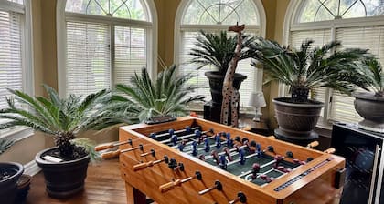 Luxury 5BR Family Getaway – Heated Pool, Hot Tub, Fire pit, Game Room,